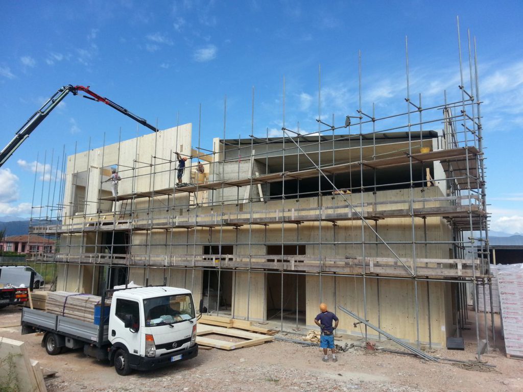 Per le palazzine a uffici platea in calcestruzzo e pareti in pannelli X-Lam a 5 strati con spessore 12,5 cm ai quali, dopo aver fissato il cappotto termico in lana minerale è stata sovrapposta una membrana impermeabile traspirante anti-Uv e una tripla orditura di listelli in larice per consentire il montaggio del rivestimento di facciata verticale in tavole di larice.