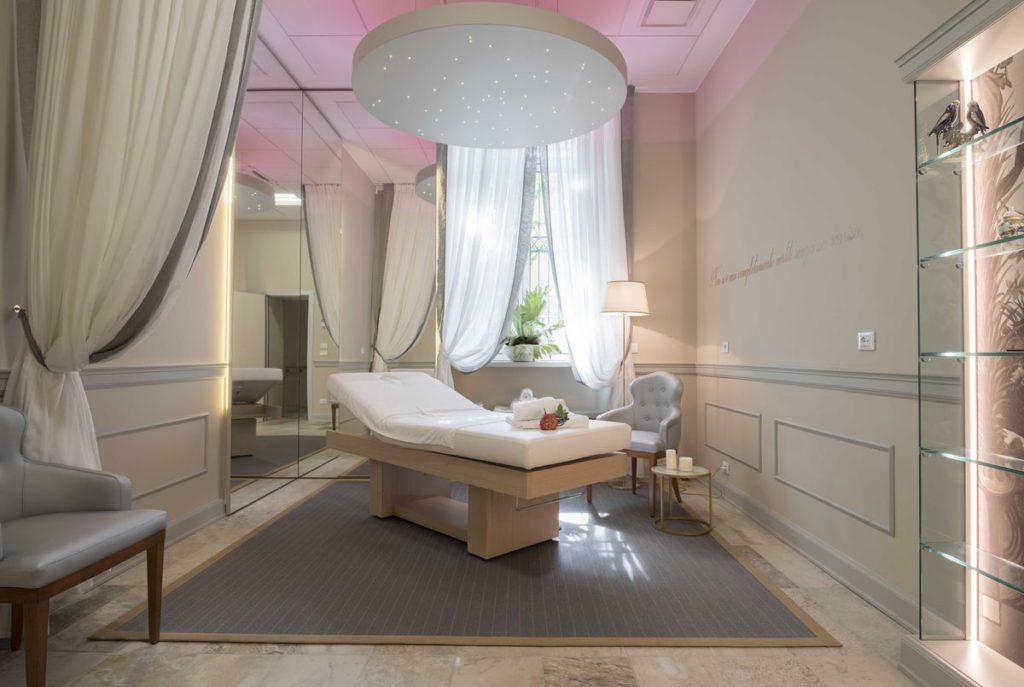 Installate apposite perelle sui testa letto che, grazie ad appositi tasti, permettono di effettuare chiamate al personale e accendere o spegnere la luce. 