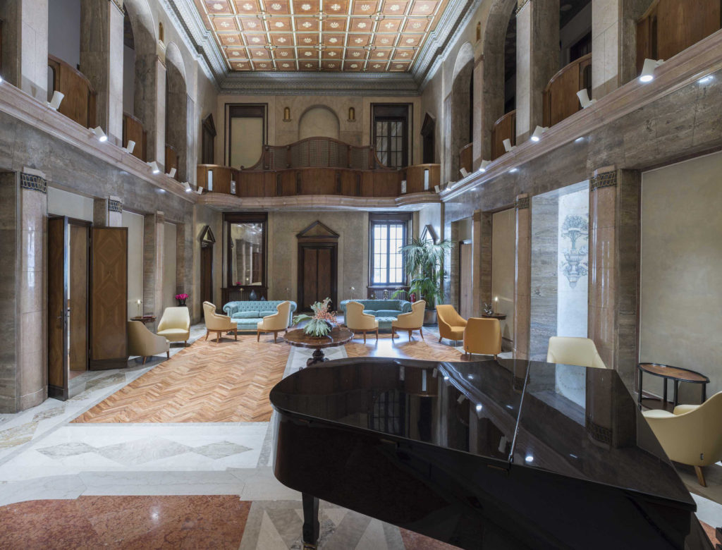 A disposizione dei pazienti anche ampi ed eleganti spazi comuni, compreso il salone nobile affrescato.