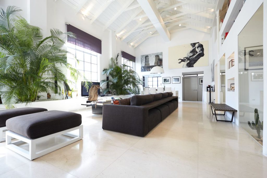 Milano: loft contemporaneo nei pressi di Corso Sempione si estende per circa 340 mq. In vendita per 2,3 milioni di euro, il prezzo comprende una piscina, una sauna e una palestra privata.