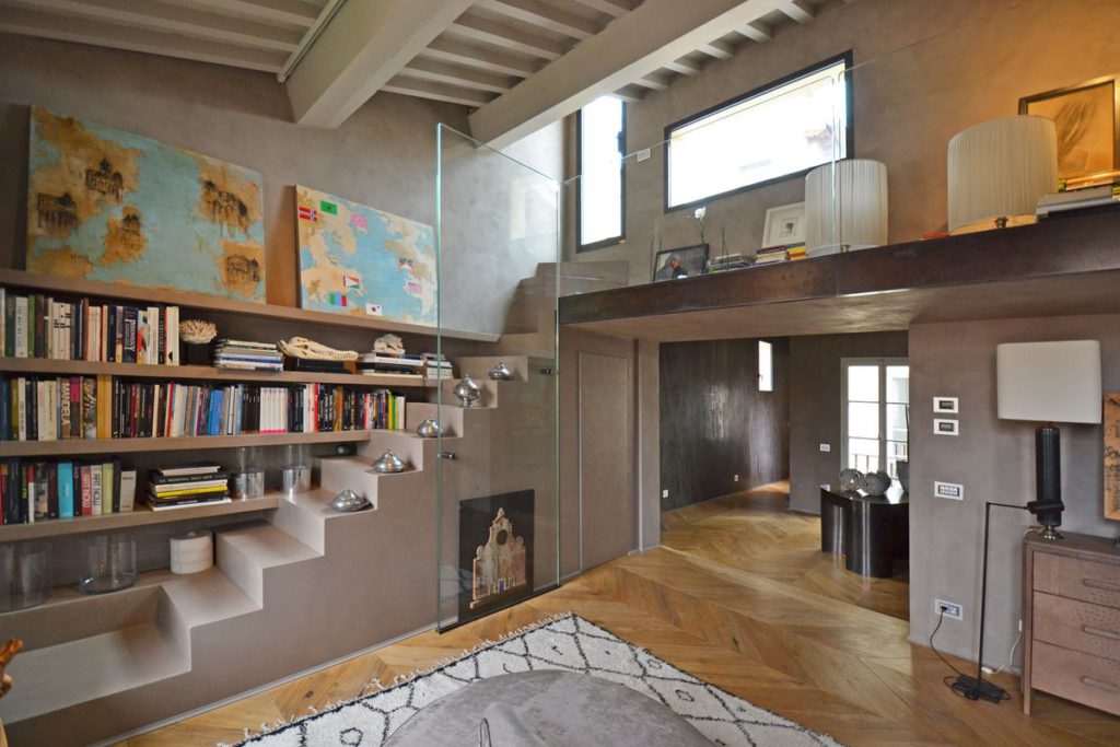 Firenze: situato in un edificio moderno, risalente al 1800, nel quartiere di Oltrarno. Appartamento di 600 mq con una loggia e due terrazze. Prezzo di vendita: 4,8 milioni di euro.