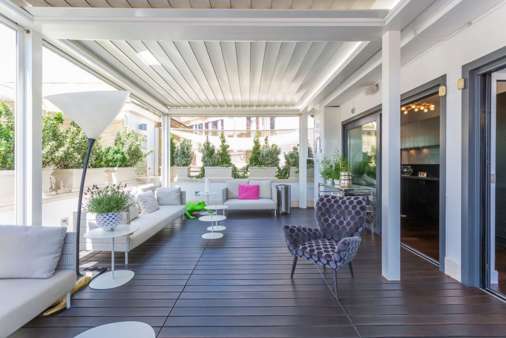 Roma: Quest’attico di fascia alta, di circa 250 mq, si trova vicino a Villa Borghese e vale 2,9 milioni di euro. L’immobile gode di un ampia terrazza sul tetto ed è presente l’ascensore.