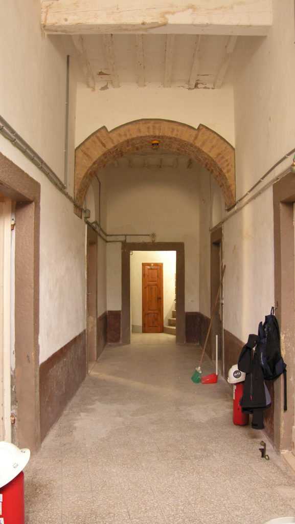 Faro del Capel Rosso | interni al piano terra, il vano di distribuzione centrale.