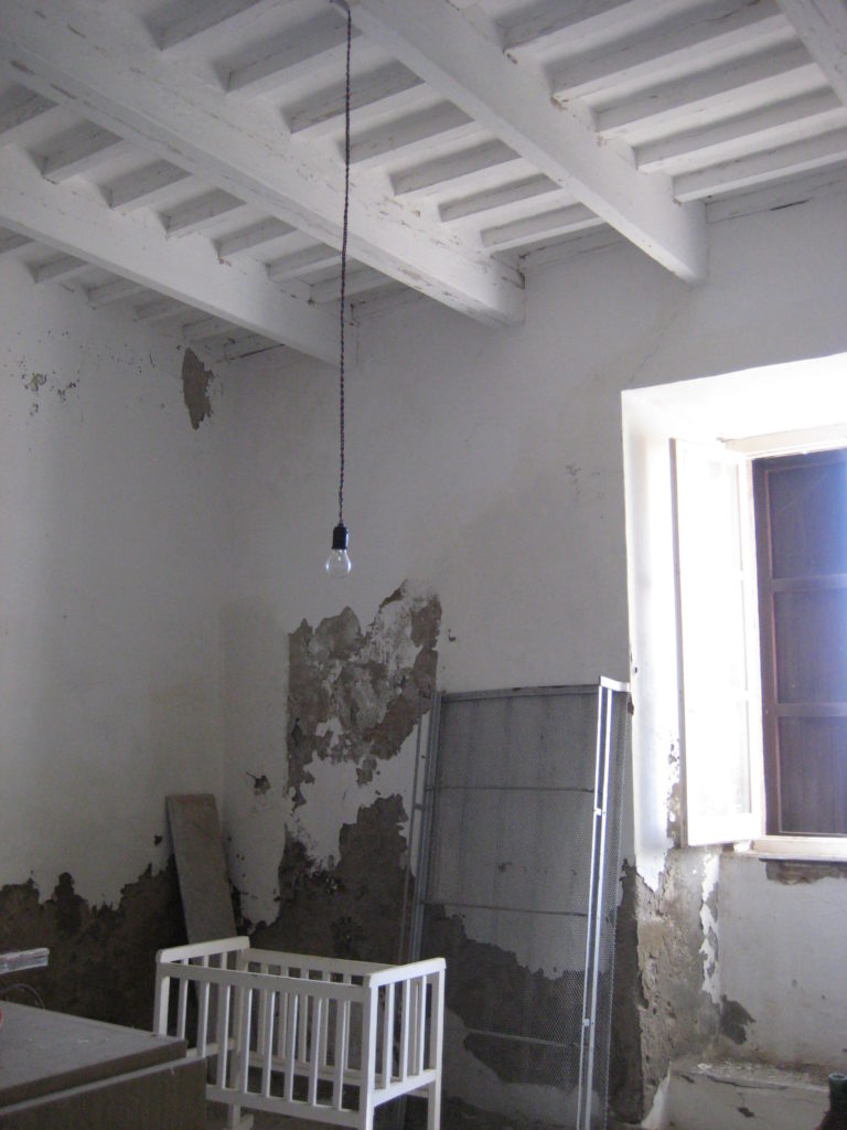 Faro del Capel Rosso | Interni, piano terra affetto da umidità di risalita.