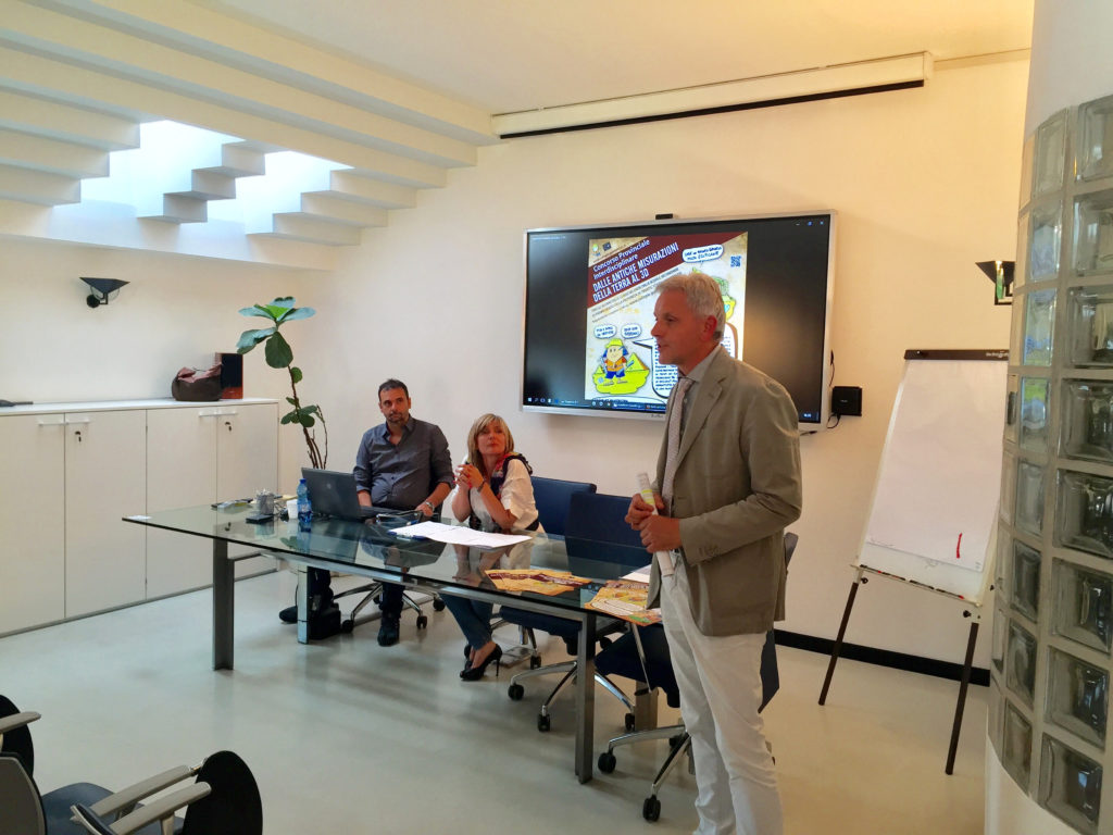Presentazione del progetto. Da destra: il presidente del Collegio dei Geometri di Trento Graziano Tamanini e i consiglieri Cristina Chemelli e Flavio Zanetti (Foto Collegio Geometri Trento)
