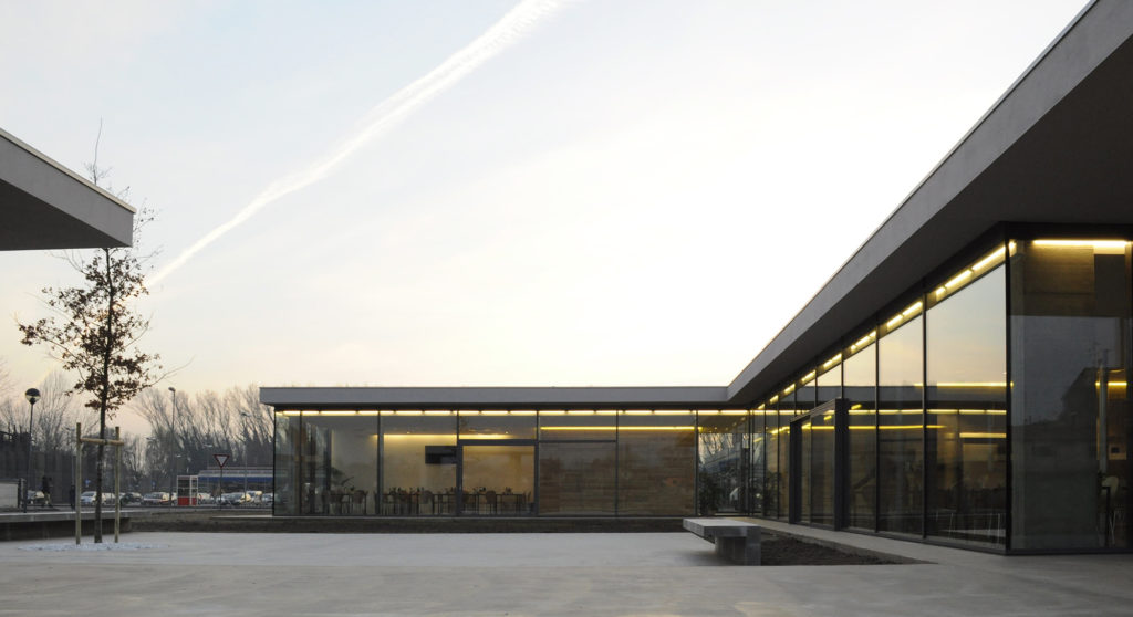 Vista d’insieme dal parco urbano dello spazio centrale a corte definito dall’impianto a L dell’edificio.