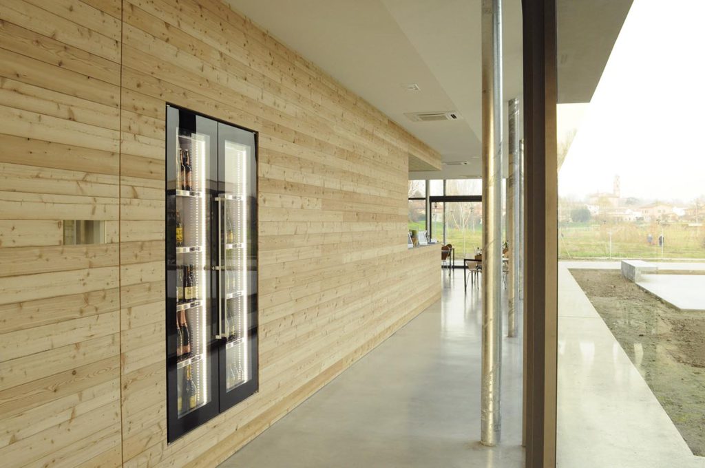 Vista interna dallo spazio compreso tra la scatola lignea degli spazi di lavoro e la vetrata continua in direzione del campanile.