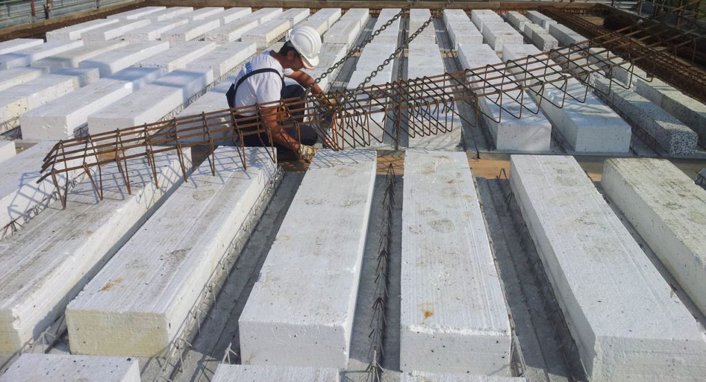 Preparazione e armatura della copertura in lastre predalles prima del getto in opera.