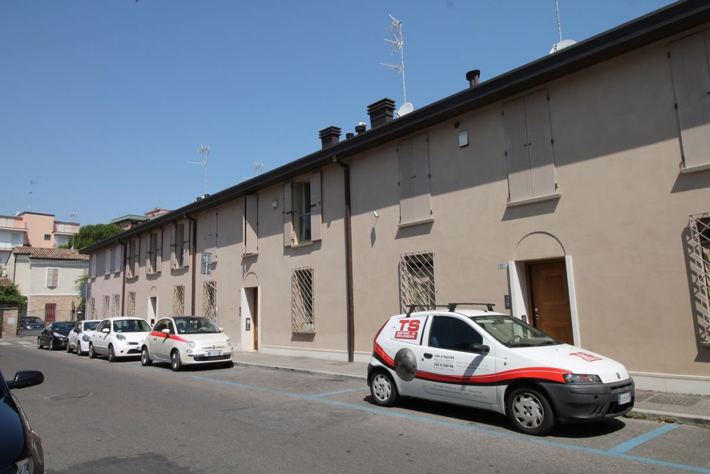 Fronte finito su via Vallona tinteggiato a calce, della tipologia della casetta su due piani con inferriate, portali e imposte prodotte su disegno. Vista degli ingressi sul retro a giardino.