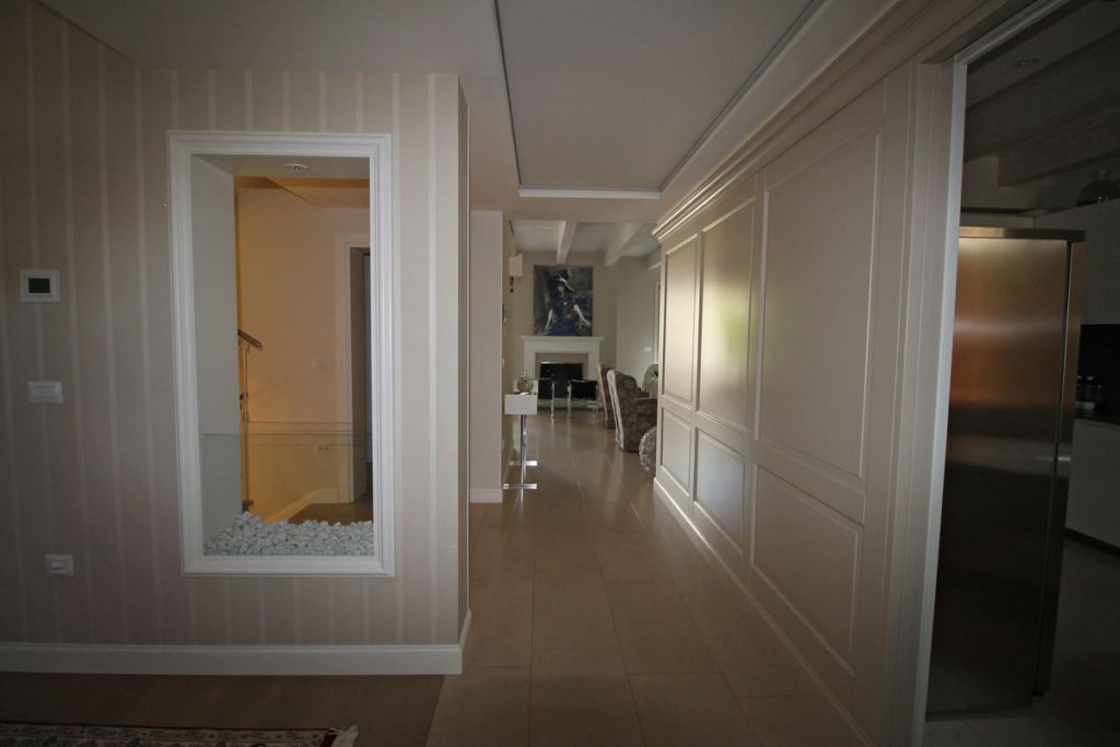 Vista dall’ingresso verso il fronte giardino.