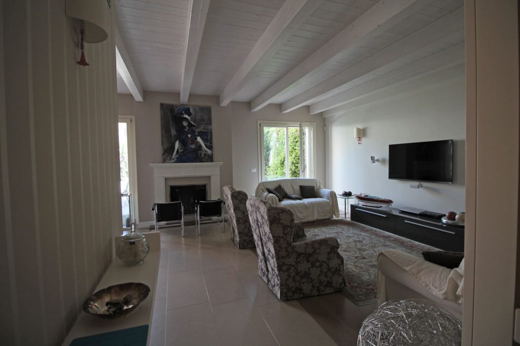 Sala con solaio in legno lamellare.