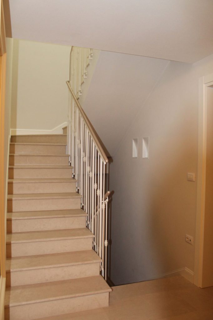 Vista della scala in pietra di Comiso con balaustra su disegno che collega i tre livelli.