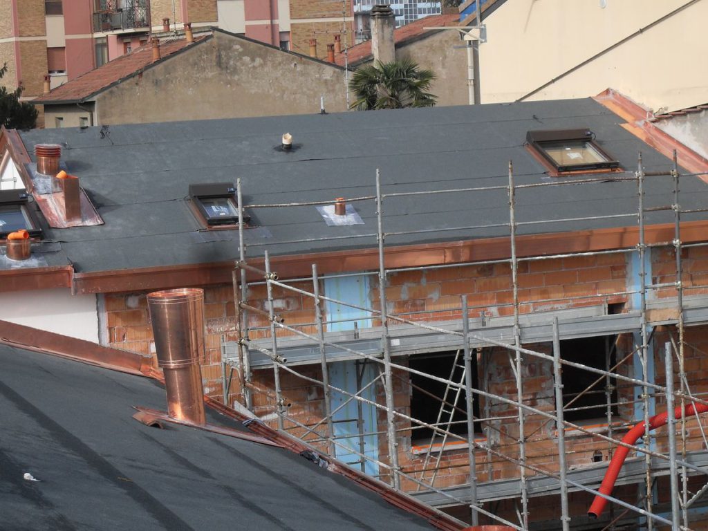 Impermeabilizzazione della copertura e lattonerie con particolare della gronda prodotta su disegno.