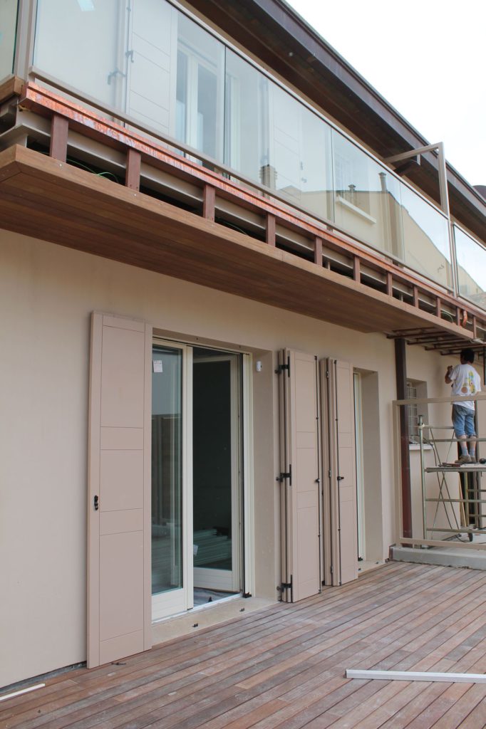 Dettaglio del ballatoio in lavorazione e degli infissi prodotti su disegno.