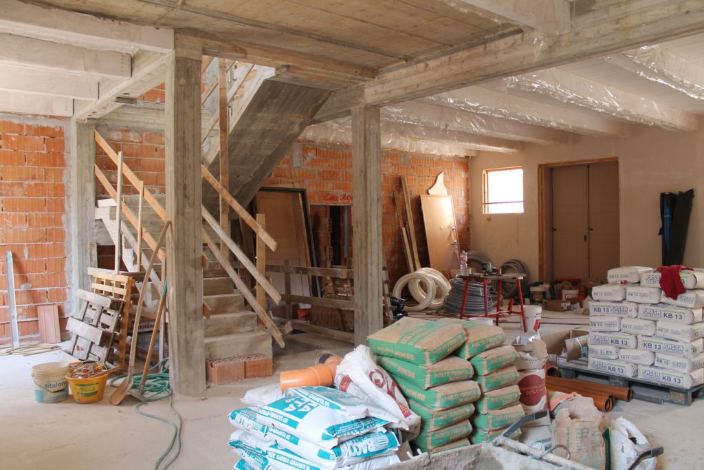 Vista del piano terra e del primo piano al grezzo e posizionamento degli impianti.