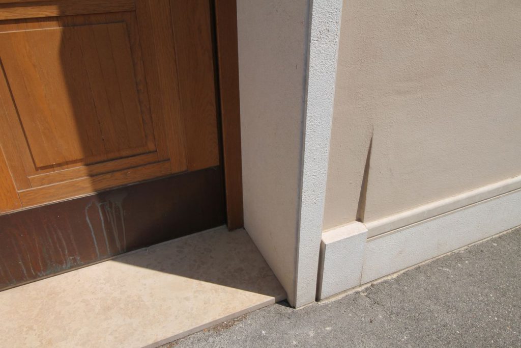 Dettaglio delle parti in Pietra d’Istria della facciata su strada.