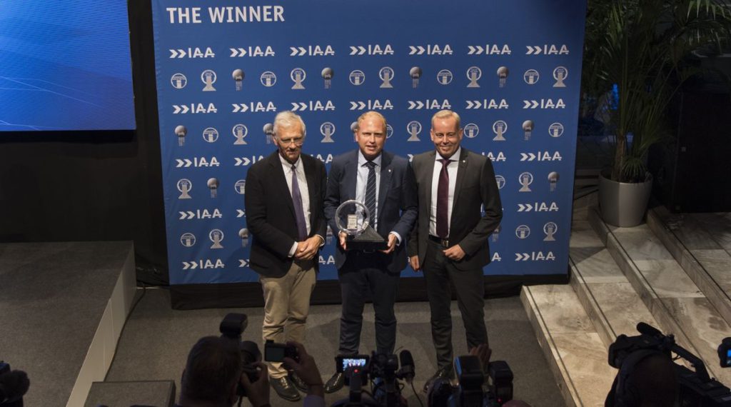 Foto (da sin.): Gianenrico Griffini, Presidente della giuria dell’International Truck of the Year, Henrik Henriksson CEO e Presidente di Scania, Claes Erixon, Head of Research and Development.