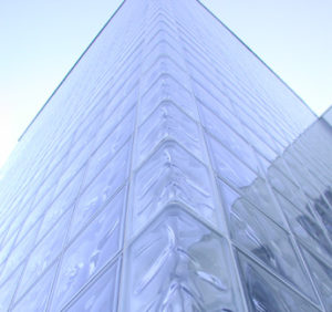 Il mattone in vetro Seves utilizzato in una scuola di Udine.