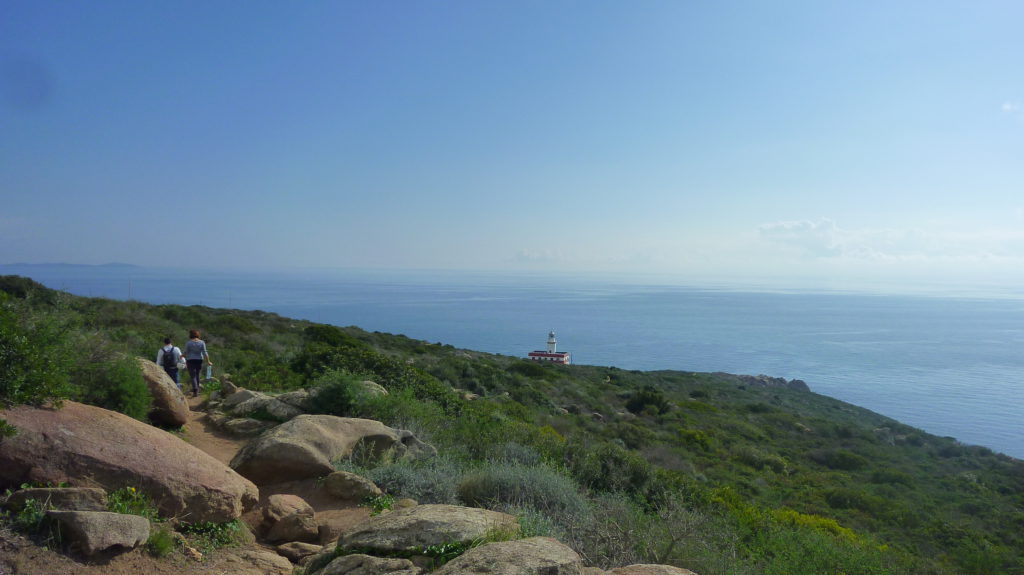 Vista del faro dal sentiero.