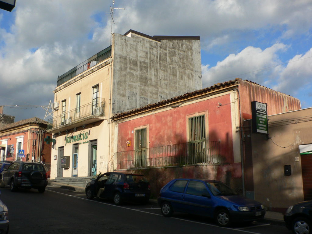 L’intervento è consistito nella demolizione degli edifici esistenti per dare sedime a due edifici il cui inserimento urbanistico segue l’allineamento della preesistenza e caratterizzati da articolati piani di facciata e da balconi sfalsati.