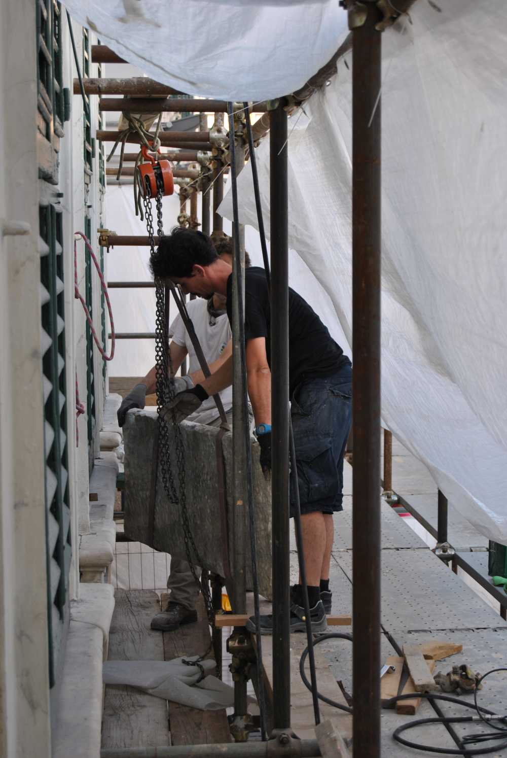 La dilatazione termica dei marmi determina la sconnessione del paramento soprattutto dove i movimenti e le variazioni dimensionali della pietra non avevano possibilità di sfogo.