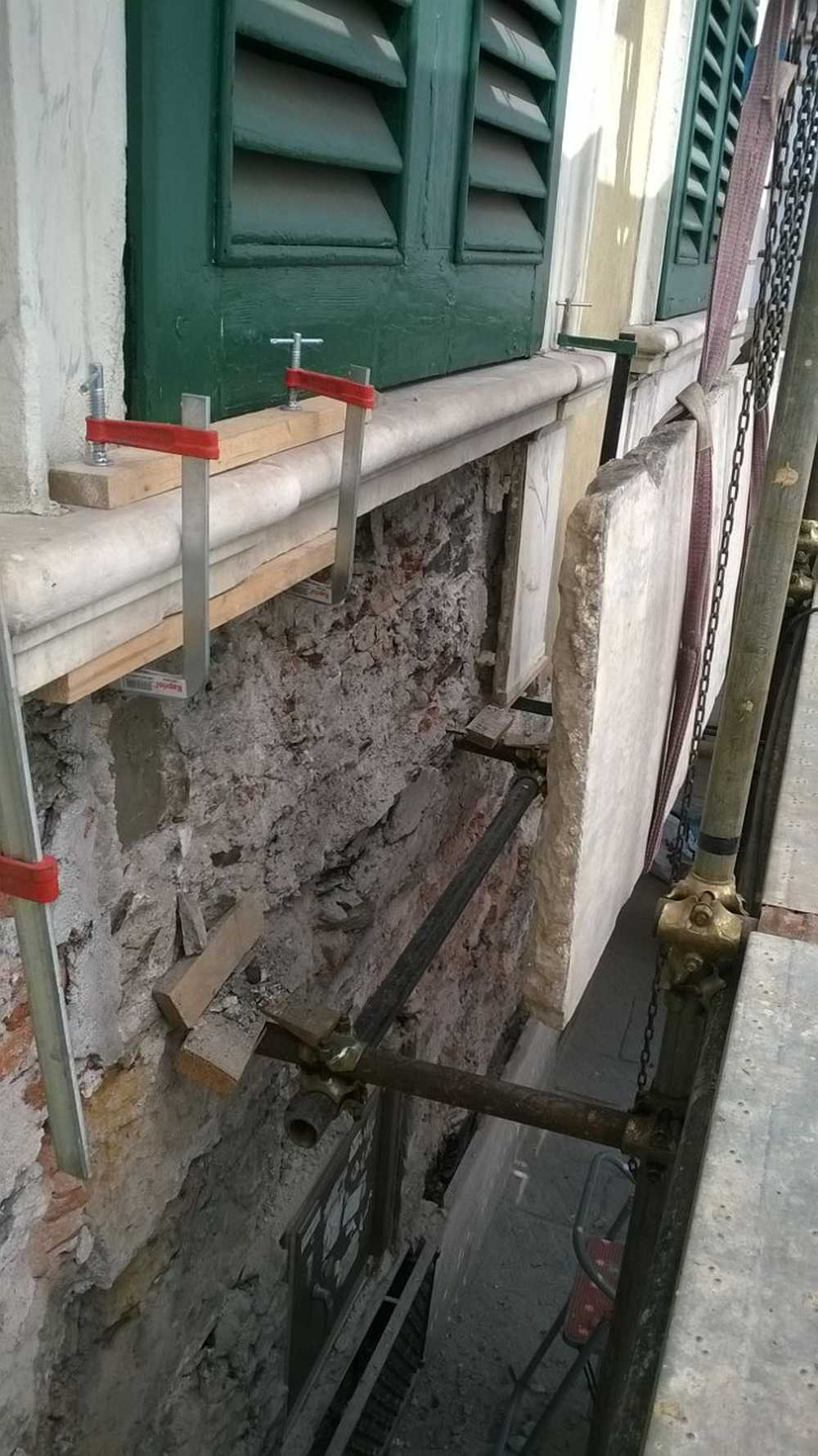 Per il restauro del rivestimento basamentale è stato indispensabile un intervento radicale con la rimozione di tutte le lastre del basamento, il loro restauro e ricollocamento planare.