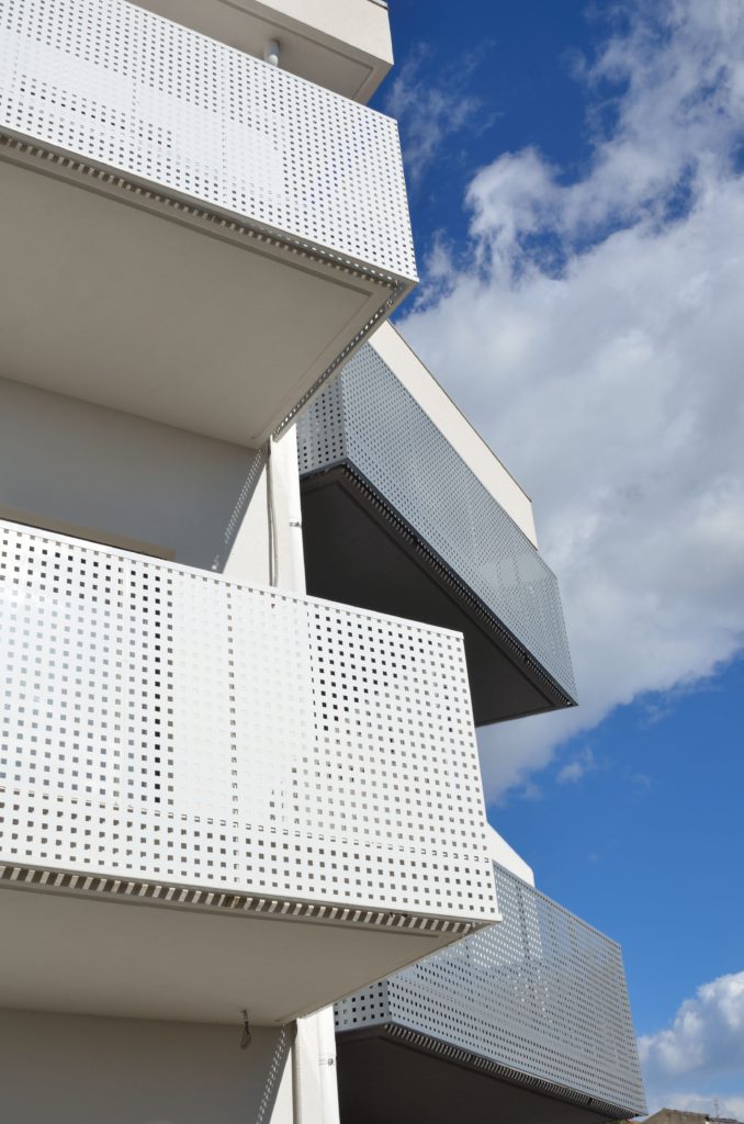 Facciate con lamiere, in legno e finiture silossaniche traspirabili e idrorepellenti.