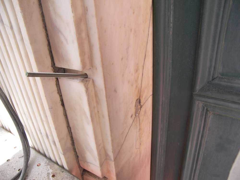 Sono state ritrovate tracce dell’intonaco più antico sei/settecentesco, decorato a finto bugnato.