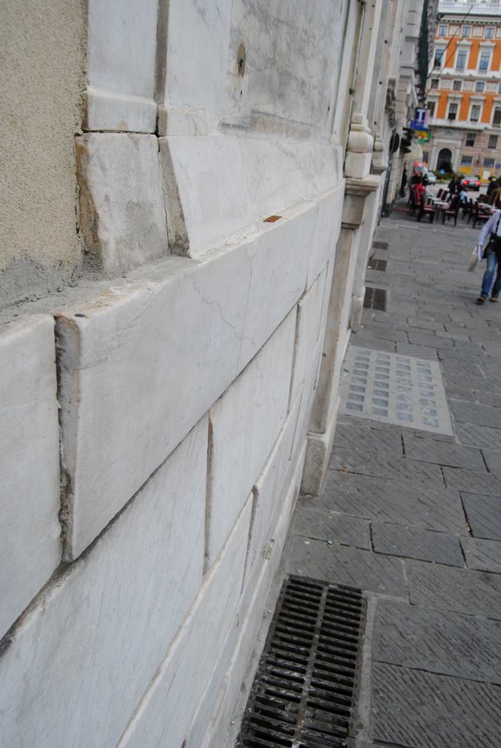 Le limitate porzioni di intonaco sono state conservate in loco e documentate fotograficamente a testimonianza di come si poteva presentare la facciata prima della ristrutturazione ottocentesca del Barabino.