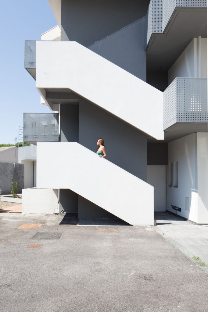 Per la realizzazione dei parapetti della scala esterna sono stati utilizzati pannelli in fibrocemento di Gyproc Saint Gobain Placocem Aqua Plus. Sono lastre in cemento alleggerito studiate per ottenere un’elevata resistenza all’acqua e all’umidità.