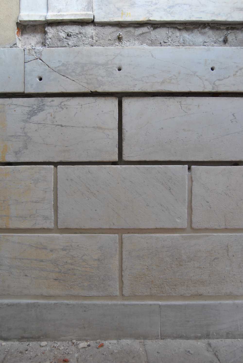 Sulla superficie delle lastre si notavano segni di carteggiatura superficiale legati a precedenti interventi di pulitura e rimozione di scritte vandaliche.