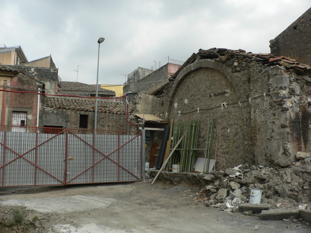 Le strutture portanti sono in calcestruzzo armato e le tamponature in muratura in blocchi di laterizio Alveolater 25x30x25 (P 700).