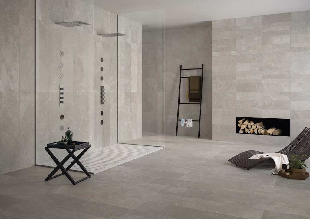 Ambiente bagno dallo stile moderno e sofisticato realizzato con la nuova collezione di pavimenti in gres porcellanato Code nel colore Grey cm. 30x120Rt, finitura Matt. (foto Ceramica Keope)