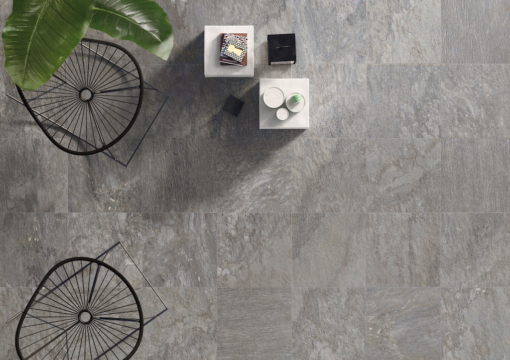 Ambiente esterno realizzato con K2 Source nel formato cm 60x60Rt color Grey e finitura Matt. (foto Ceramica Keope)