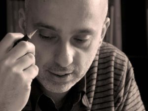 Arch. Stefano Dini | Soluzioni costruttive contemporanee «L’opera si caratterizza per la scelta di soluzioni molto contemporanee. In generale i sistemi e i prodotti utilizzati sono stati selezionati per la loro capacità di contribuire alla qualità diffusa e alle prestazioni in opera dell'edificio. Ne sono esempio, la previsione della ventilazione meccanica per il ricambio continuo dell’aria in ogni aula, l’illuminazione a led di ultima generazione, un impianto fotovoltaico collocato sulla copertura che rende la scuola autonoma nella produzione di energia elettrica, l’utilizzo delle acque piovane per gli scarichi dei servizi igienici e un generatore di calore a pellet per l’utilizzo di fonti rinnovabili. Ma anche un cappotto esterno e infissi con vetri particolarmente performanti sotto il profilo dell'isolamento, così come i prodotti Laterlite impiegati per la costruzione garantiscono all’edificio un notevole isolamento termico e acustico, con conseguente riduzione dei costi di gestione e incremento della sicurezza, del benessere e del confort per insegnanti e alunni».