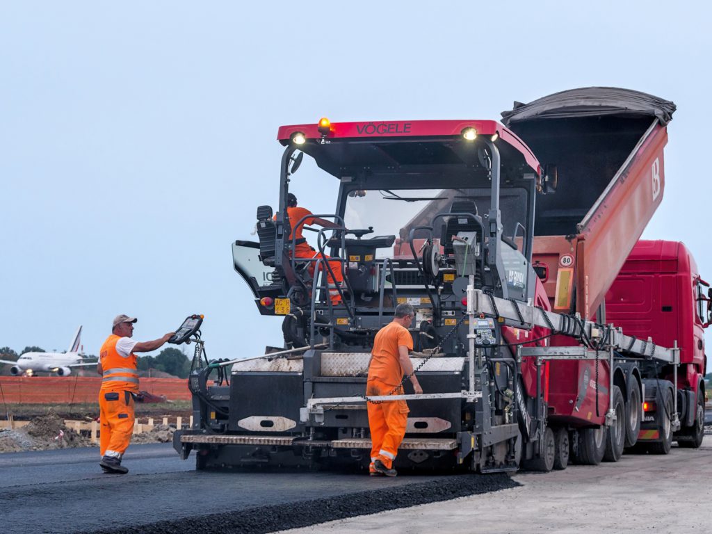 Soluzioni tecniche avanzate e facilità di utilizzo sono la base delle finitrici stradali Vögele della nuova generazione Tratto 3. All’aeroporto di Bologna impiegata una Su-per 1803-3.