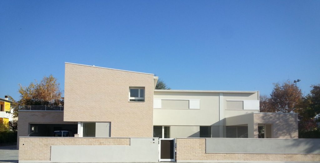 I prospetti sono caratterizzati da un rivestimento in mattoni faccia-vista nelle pareti esterne alla corte le pareti interne alla corte hanno un rivestimento a cappotto con finitura a intonachino.