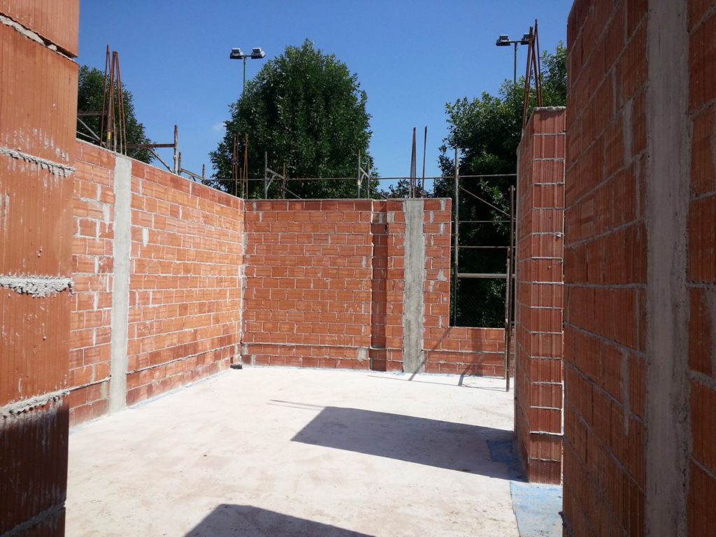 Struttura in c.a. e riempimento in blocchi di laterizio.