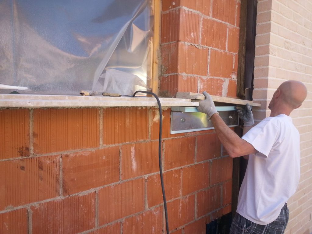 Posa dei profili a L per il sostegno delle soglie per gli oscuri scorrevoli.