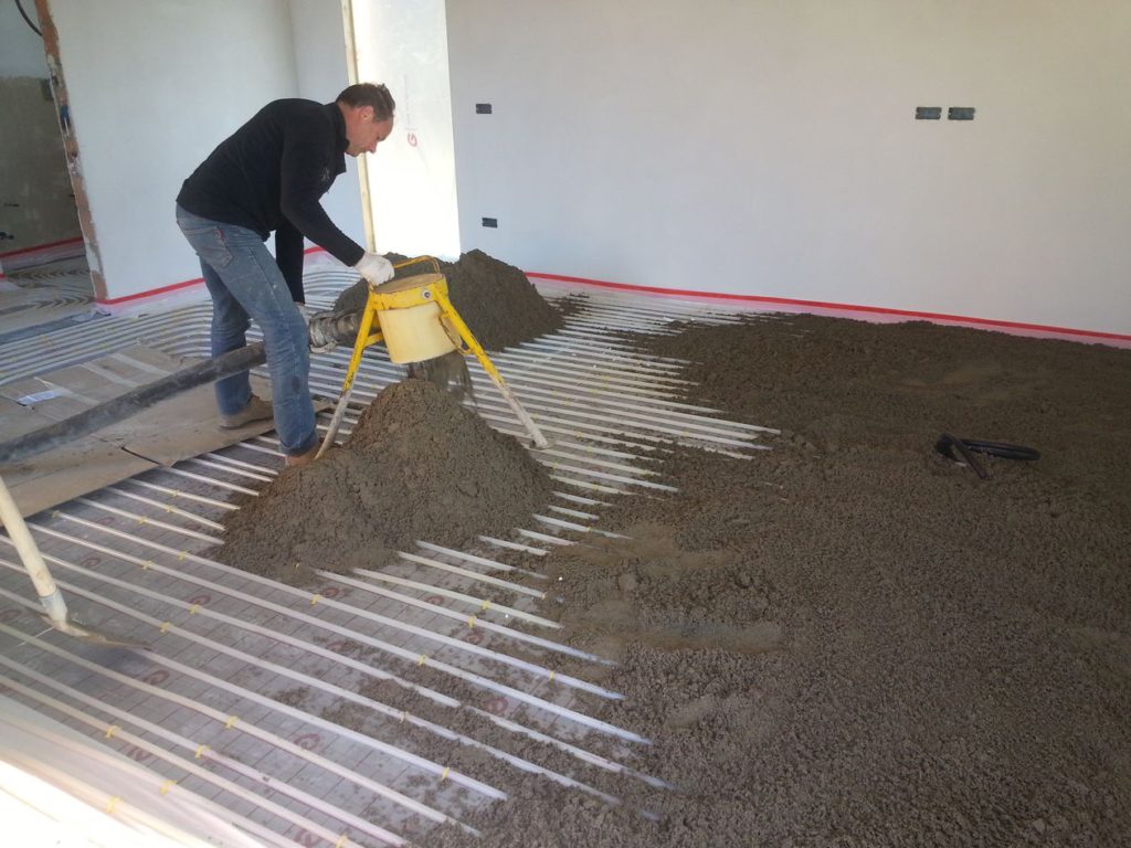 Getto dei massetti sull’impianto di riscaldamento a pavimento.