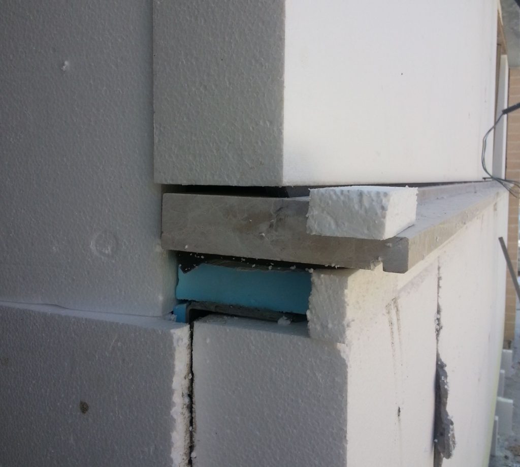 Dettaglio del cappotto con soglia in marmo per l’oscuro scorrevole.