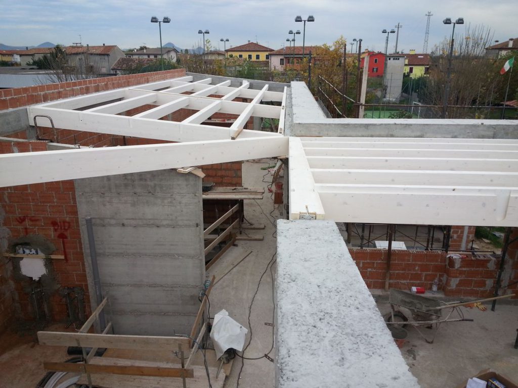 Struttura di copertura in legno.