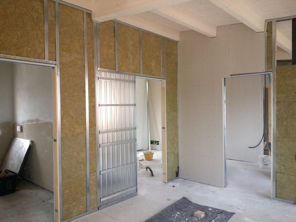 Pareti divisorie in cartongesso con isolamento in lana di roccia.