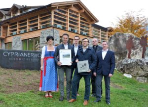 Martin Damian | Proprietario. Alla consegna della targa ClimaHotel: «Sono vent’anni che puntiamo sulla sostenibilità nella gestione della nostra struttura. Ogni nuovo investimento non è stato soltanto valutato secondo criteri strategici e imprenditoriali, ma anche puntando sugli aspetti ecologici. Il sigillo ClimaHotel certifica il nostro impegno».