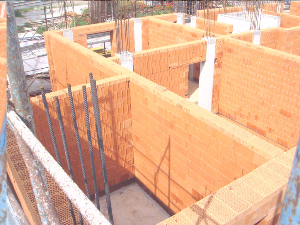 Lavori in cantiere a Medolla (MO) (foto Wienerberger Italia)