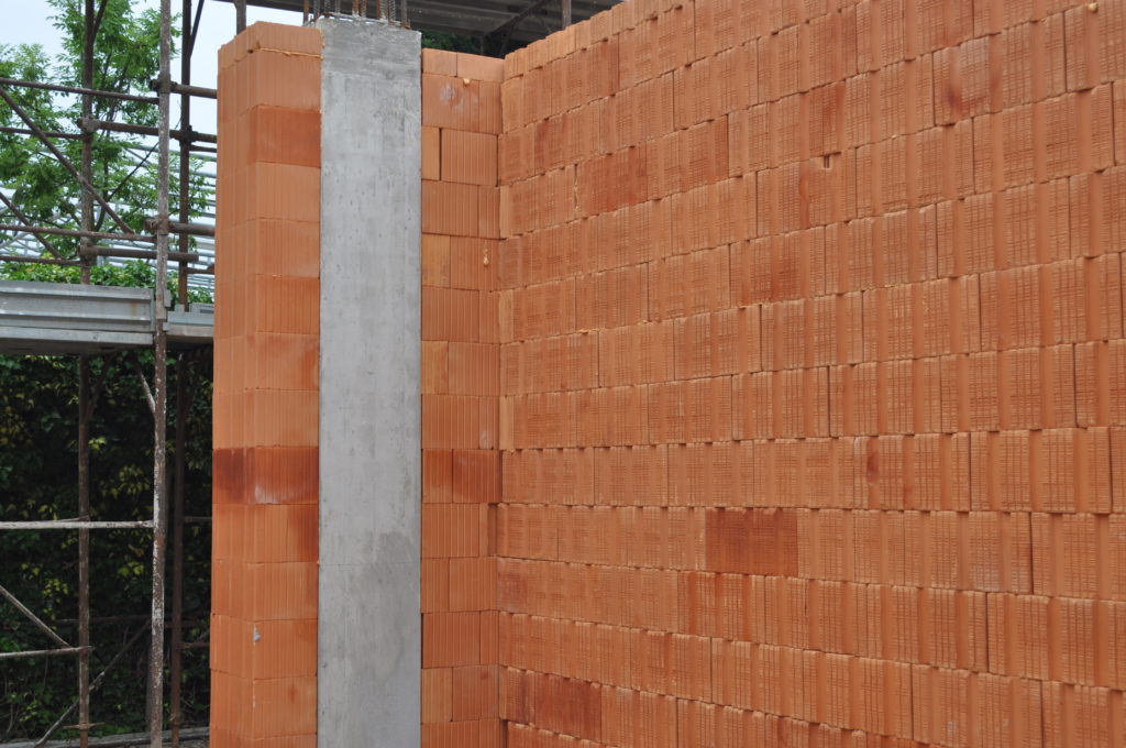 Lavori in cantiere a Medolla (MO) (foto Wienerberger Italia)