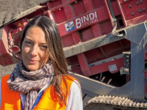 Elena Sturlini | Responsabile tecnico Bindi spa «I lavori di ripristino sono stati eseguiti senza interrompere l’operatività dello scalo aereo. Una sfida che è andata ad aggiungersi alle comunque severe specifiche del progetto. Oltre all’ultimazione entro i termini previsti si dovevano assicurare soprattutto la qualità e la durabilità dell’intervento di riqualificazione, nonostante tutte le sfide logistiche poste dal progetto. Tanto più importante è la certezza di avere al proprio fianco un partner forte. Grazie all’affidabilità delle tecnologie di Wirtgen Group avevamo indubbiamente i migliori presupposti per soddisfare con la massima produttività possibile i parametri prestazionali richiesti dall’ente gestore dell’aeroporto».