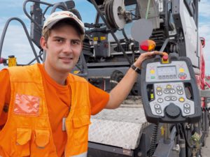 Enrico Unida | Banchista presso Bindi spa «La Vögele Super 1803-3 convince per la sua precisione persino negli interventi temporalmente critici, come l’asfaltatura di pavimentazioni aeroportuali. Comandi semplici e la possibilità di monitorare e controllare agevolmente i numerosi parametri operativi sono stati davvero di grande aiuto».