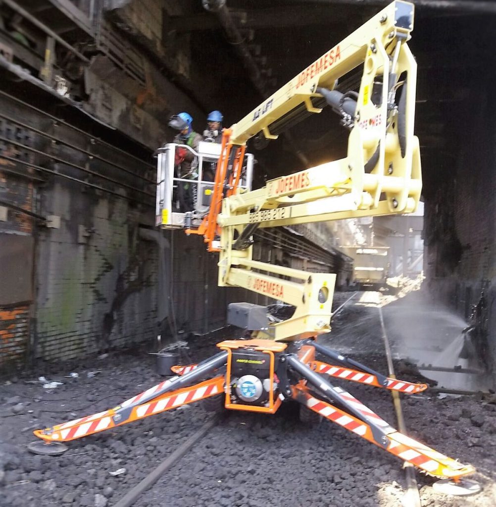 Il jib articolato di 1,68 metri e la rotazione non continua di 360° hanno permesso agli operatori di raggiungere punti preclusi ad altre macchine.