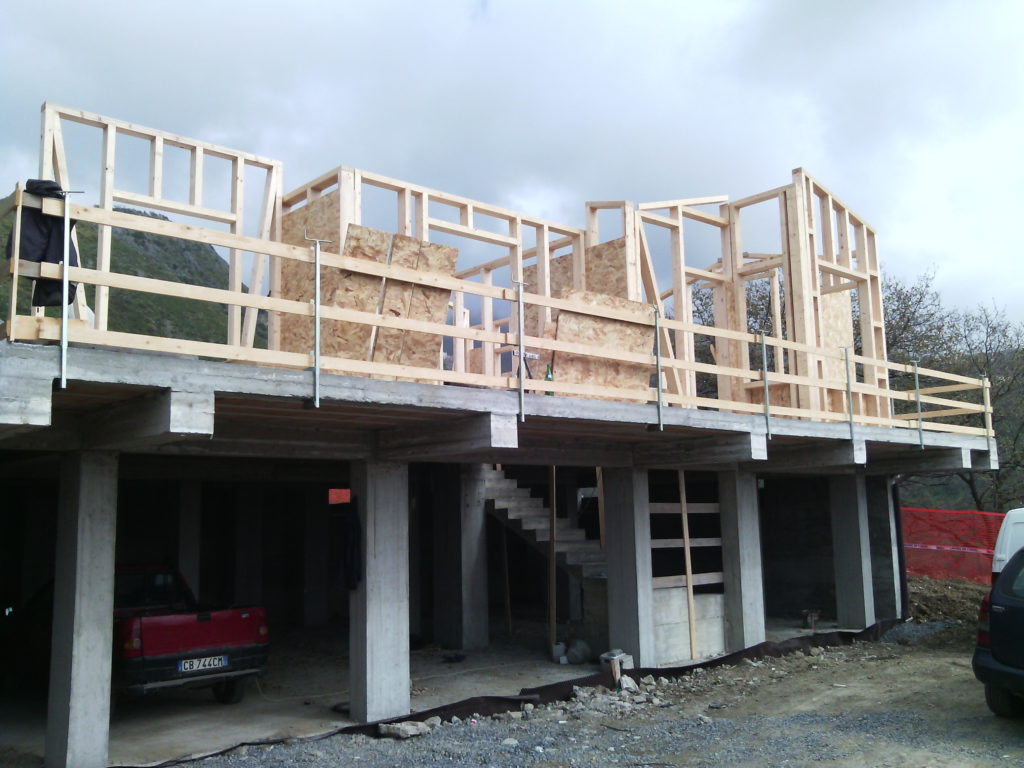 Alcune fasi dei lavori di costruzione (foto BigMat)